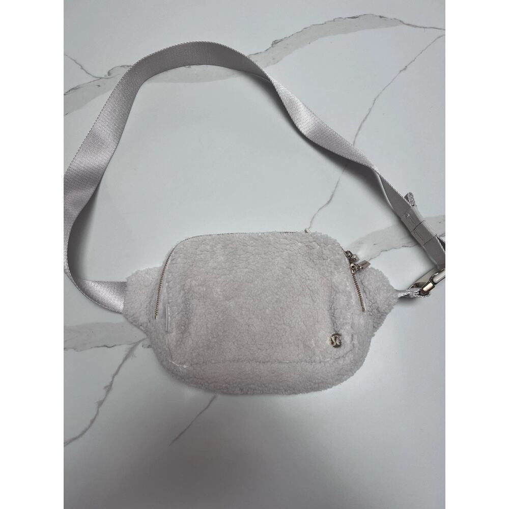 Lululemon Everywhere FLEECE Belt Bag, White and Gold, Sherpa